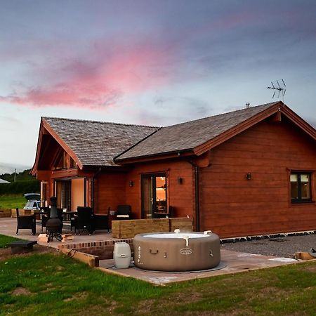 ניופורט Cuddfan Lodge On A Gorgeous Private Lake מראה חיצוני תמונה