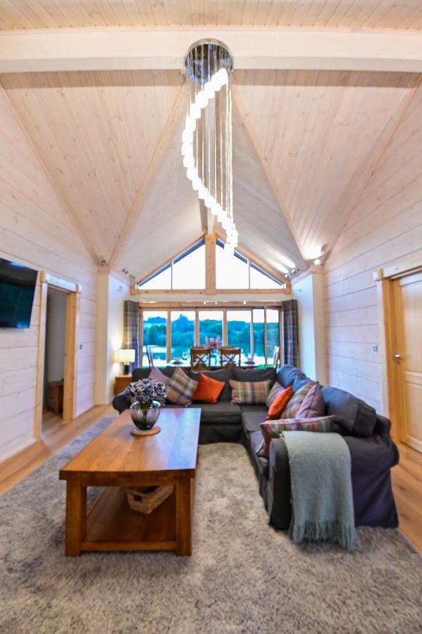 ניופורט Cuddfan Lodge On A Gorgeous Private Lake מראה חיצוני תמונה