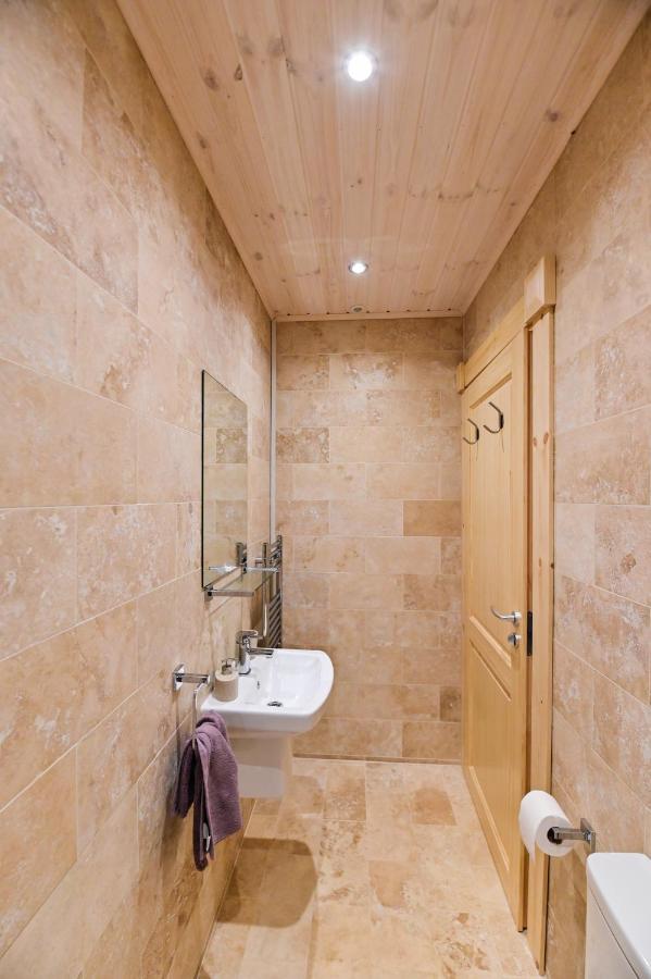 ניופורט Cuddfan Lodge On A Gorgeous Private Lake מראה חיצוני תמונה