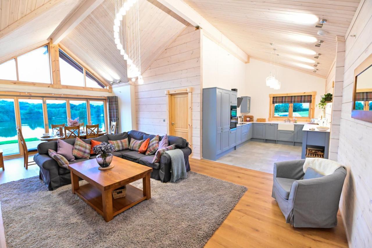 ניופורט Cuddfan Lodge On A Gorgeous Private Lake מראה חיצוני תמונה