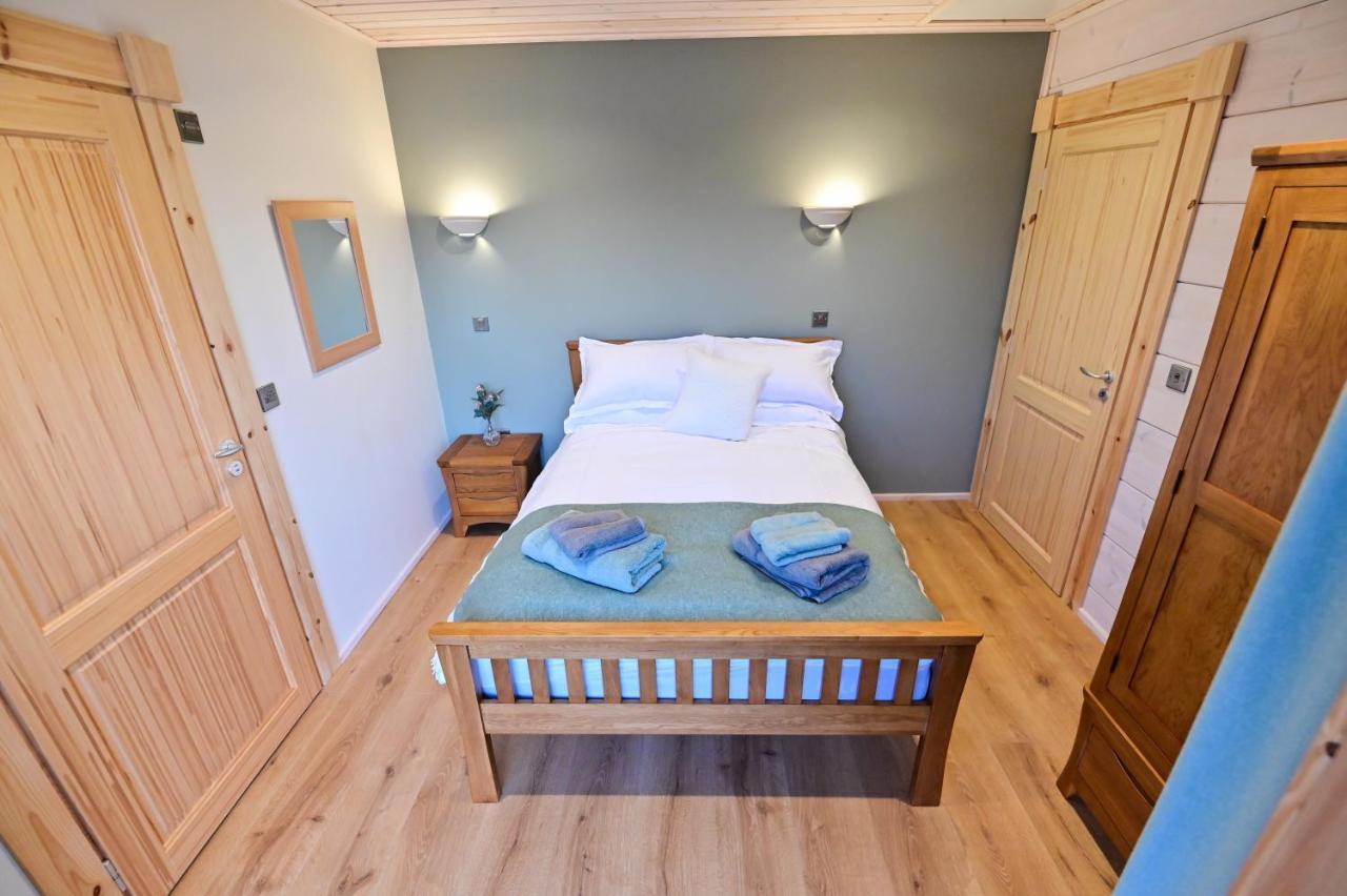 ניופורט Cuddfan Lodge On A Gorgeous Private Lake מראה חיצוני תמונה