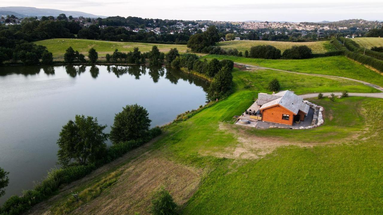 ניופורט Cuddfan Lodge On A Gorgeous Private Lake מראה חיצוני תמונה