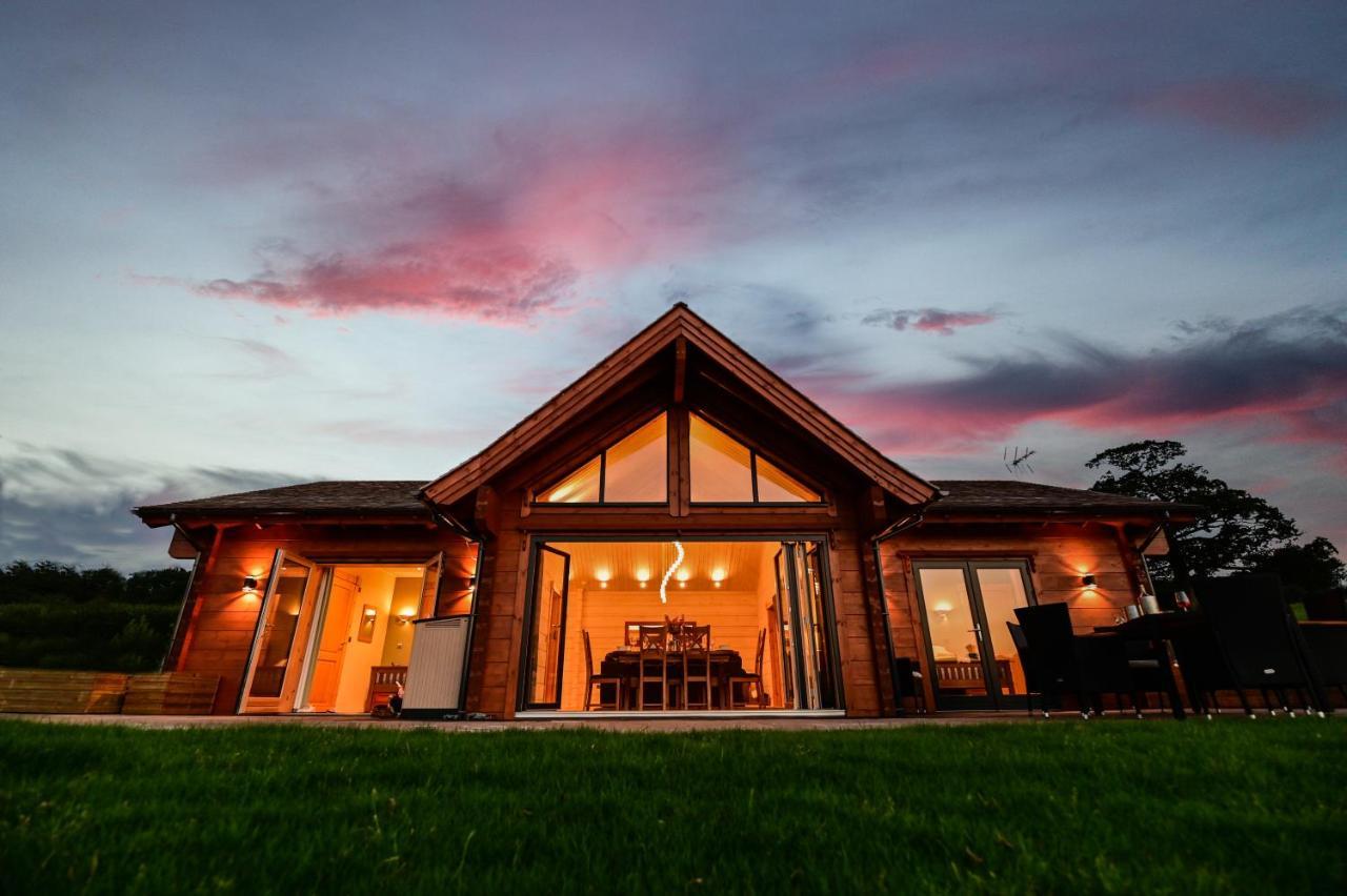 ניופורט Cuddfan Lodge On A Gorgeous Private Lake מראה חיצוני תמונה