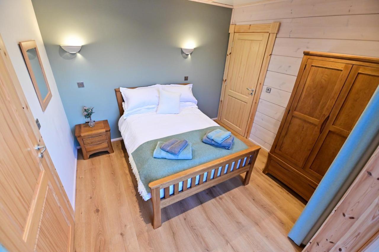 ניופורט Cuddfan Lodge On A Gorgeous Private Lake מראה חיצוני תמונה