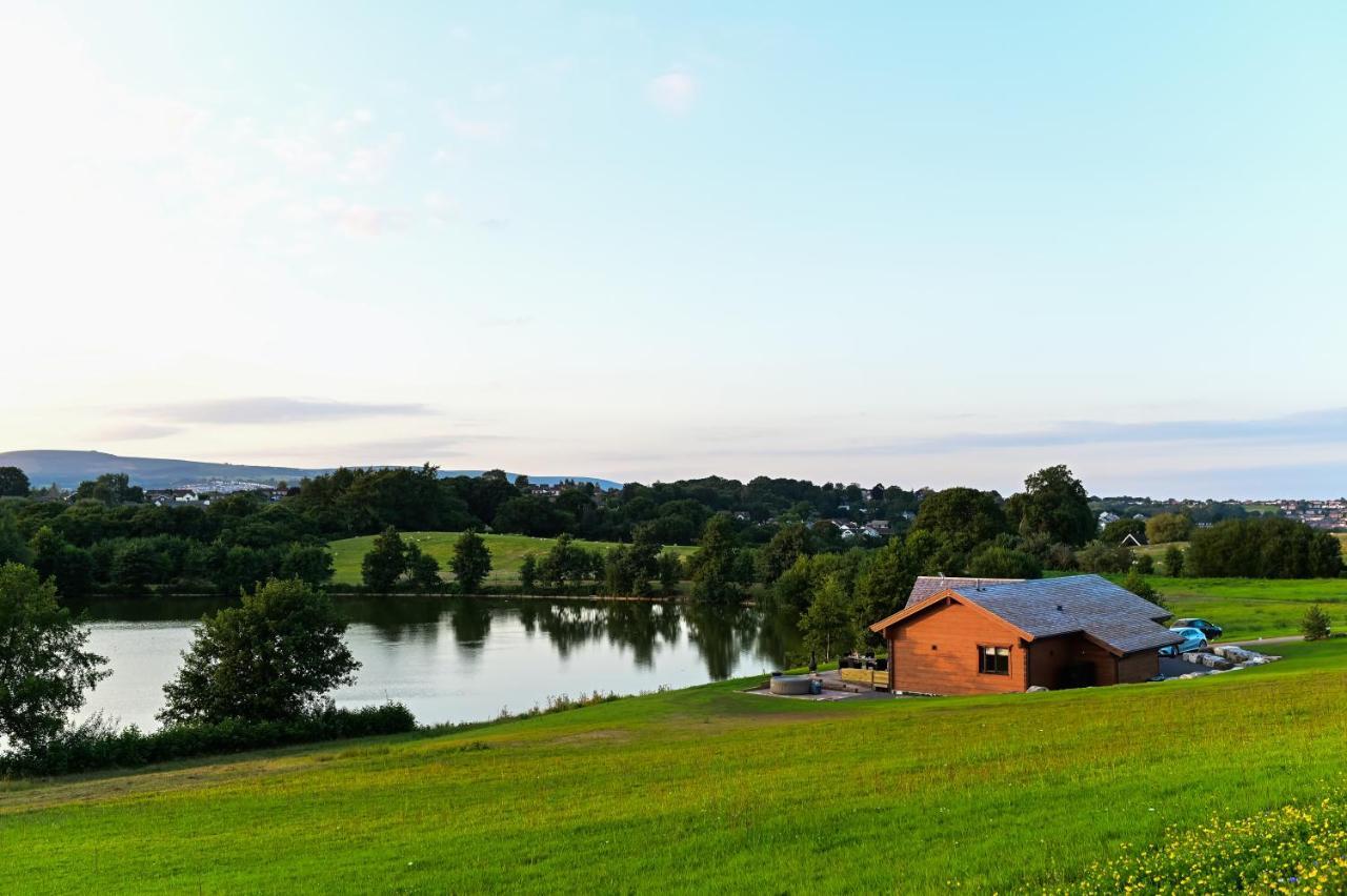 ניופורט Cuddfan Lodge On A Gorgeous Private Lake מראה חיצוני תמונה