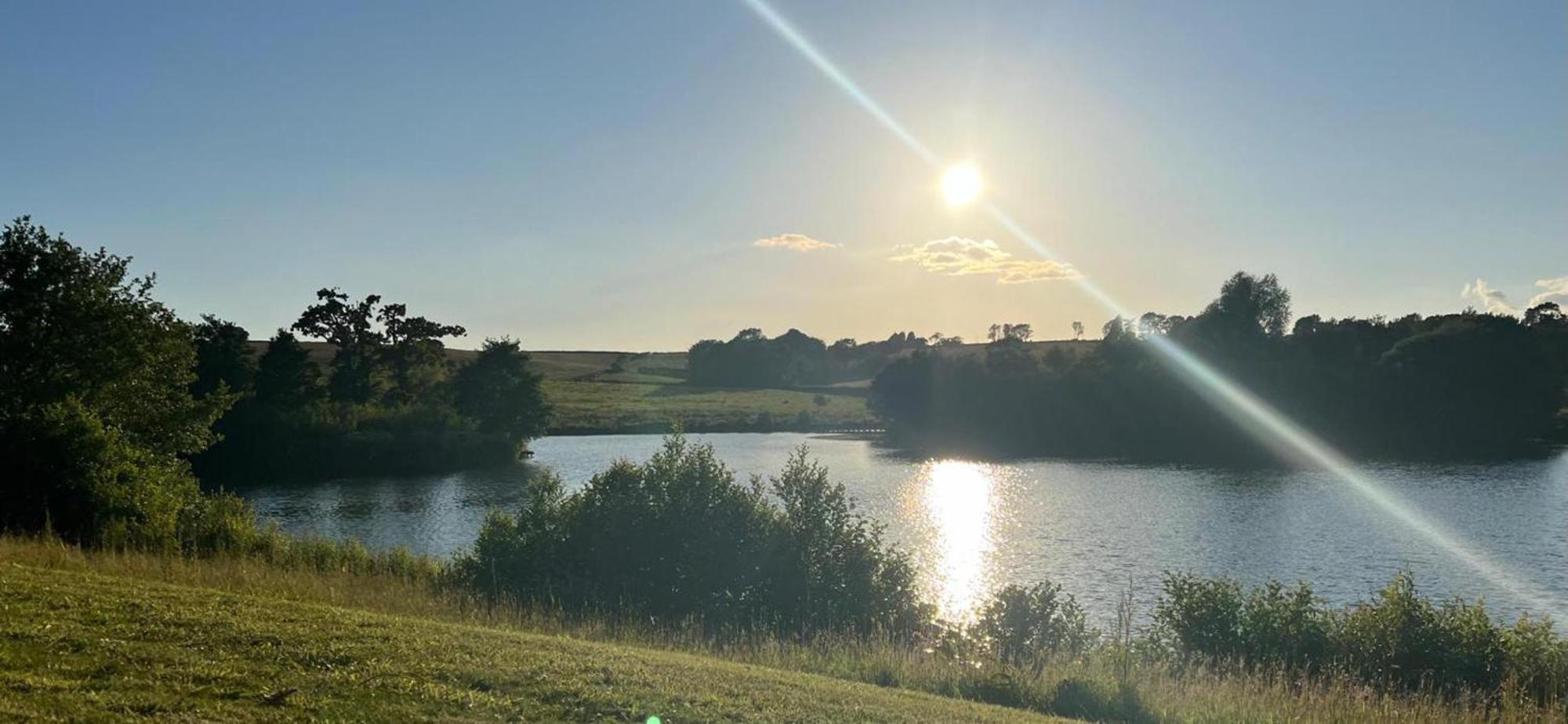 ניופורט Cuddfan Lodge On A Gorgeous Private Lake מראה חיצוני תמונה